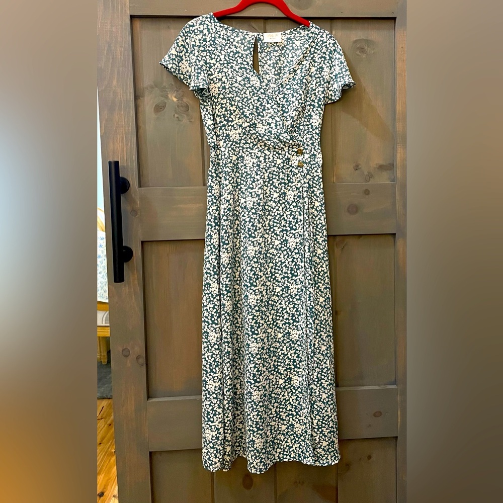 Dress 
Blue Green floral 
Elastic waist with wood buttons 
Size XS